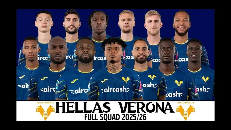 Cầu thủ Verona và Udinese đang tranh chấp bóng trên sân