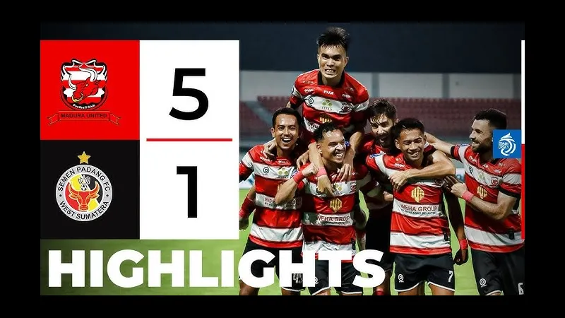 Cầu thủ của Semen Padang và Madura United đang tranh chấp bóng